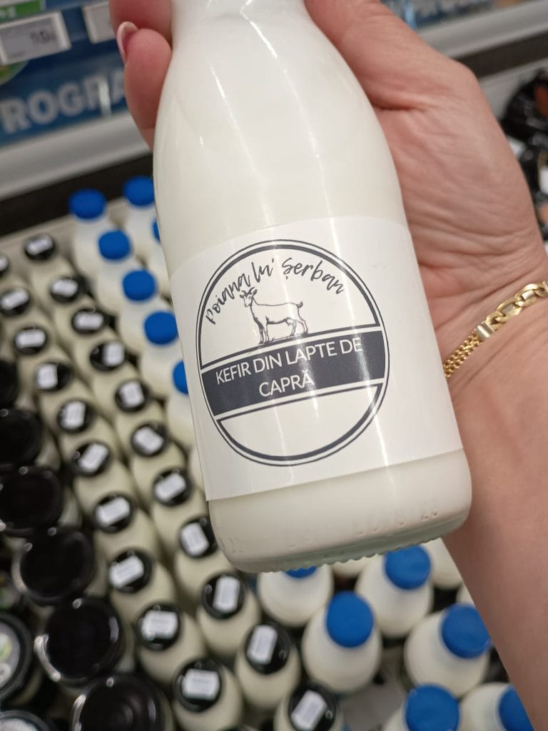 Sticlă de kefir de capră produs în ferma Poiana Lu' Șerban
